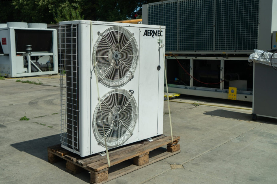 Gebrauchter luftgekühlter Kaltwassersatz Aermec ANL080 Y, 20.35 kW