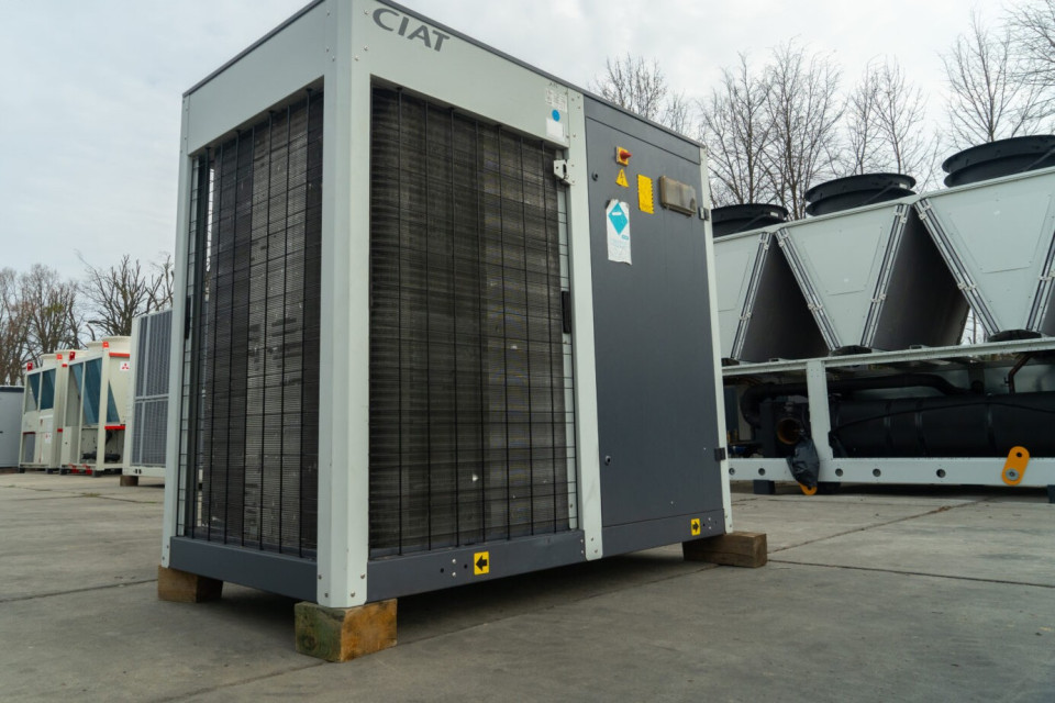 Gebrauchter luftgekühlter Kaltwassersatz / Wärmepumpe Ciat AQUACIAT2 ILDC 240V, 61.5 kW Gebrauchter luftgekühlter Kaltwassersatz / Wärmepumpe Ciat AQUACIAT2 ILDC 240V, 61.5 kW